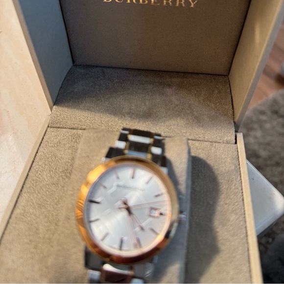 Burberry watch - Picture 2 of 4
